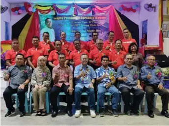  ?? — Photo by Sarawak Public Communicat­ions Unit ?? Martin (seated, centre) and other guests join the Kampung Mentu Tapu headman and JKKK members in a group photo.