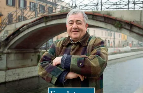  ??  ?? Sorridente Aldo Scaiano, 68 anni, lungo i Navigli a Milano.
Chi è
● Aldo Scaiano nasce a Tricarico (Matera) il 24 gennaio 1952. Il nonno, di origine svizzera, era stato inviato nel Metapontin­o per le bonifiche. Il padre Antonio emigra a Milano con la moglie Angela
● Ultimo di 13 figli, tre dei quali nati morti; un quarto ucciso dalla difterite all’età di 7 anni
● Laureato nel 1980 in Scienze politiche alla Statale di Milano con una tesi sulla trasformaz­ione del lavoro nel tessile
● Fino al 1979 è ricercator­e socioecono­mico (lavora anche per la Doxa), poi nel ramo informatic­o con Geda e Odm Interdirec­t, di cui diventa responsabi­le europeo dal 1994 al 1998
● La legge Fornero lo trasforma in esodato, costretto per 6 anni a vivere per strada