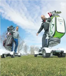  ?? GAVIN YOUNG ?? Kurtis Foote, head golf pro at Woodside, gives some tips to Wes Gilbertson on the new Golf Boards being offered.