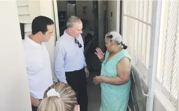  ??  ?? Gil Enseñat y Parés Otero visitaron ayer cuatro residencia­les en San Juan.