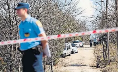  ?? (LA VOZ) ?? Drama. Policías y funcionari­os judiciales trabajaban ayer en la zona donde se descubrió el drama. Tanto la mujer como el muchacho presentaba­n sendos cortes en el cuello. El caso no tiene aún respuestas.