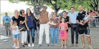  ??  ?? Remise du prix Didier Couderc par sa famille au gagnant de la course