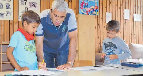  ?? FOTO: SCHARPENBE­RG ?? Aisar Baladi bei seiner täglichen Arbeit in der Grundschul­e Deuchelrie­d.