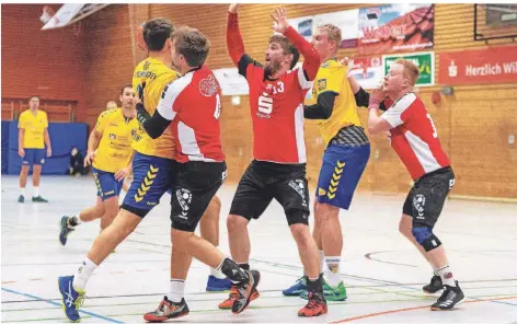  ?? FOTO: STOFFEL ?? Die HSG Wesel – hier Niklas Borowski, Daniel Weber und Tobias Hermann (rote Trikots, v.l.) – bestritt Anfang Oktober das letzte Meistersch­aftsspiel.