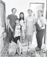  ?? ?? RINGANKAN BEBAN: Wakil Hope Place tampil membantu keluarga Mostapa (kiri) barubaru ini.