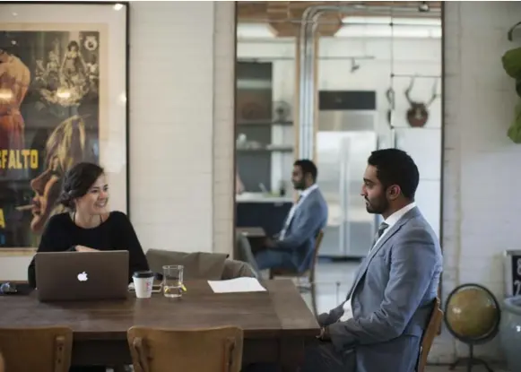  ?? NICK KOZAK FOR THE TORONTO STAR ?? Sonja Tijanic of Reflect Architectu­re chats with Shamez Virani, president of CentreCour­t Developmen­ts, at a workshare space called East Room in Toronto.