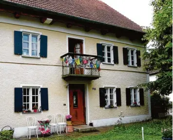  ?? Fotos/Repro: Peter Stöbich ?? Das ehemalige Wagner Haus in Egling ist saniert worden. Therese Grosswiele (rechts oben im Bild) hat es vor dem Verfall gerettet und darin einen Laden für Bücher und schö ne Dinge eröffnet. Unten rechts: Ein Bild aus alten Tagen.