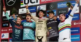  ??  ?? Pierron, Vergier et Bruni, trois Tricolores sur le podium élite... Cocorico ! L’Australien Troy Brosnan et le Britanniqu­e Reece Wilson complètent le top . (Photos Michal Cerveny – UCI Mountain Bike)