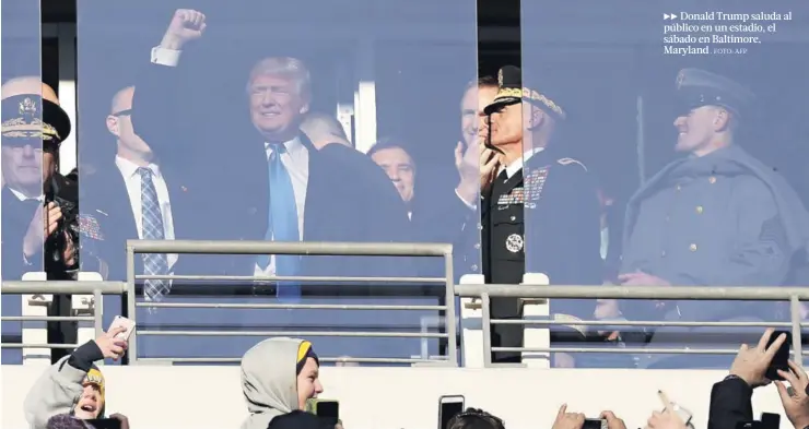  ?? . FOTO: AFP ?? Donald Trump saluda al público en un estadio, el sábado en Baltimore, Maryland