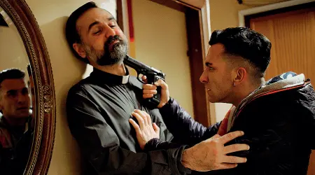  ??  ?? In scena Giuseppe D’Ambrosio (a desta nella scena del film) interpreta la parte di Saverio in «L’Equilibrio», il film di Vincenzo Marra che da ieri è in proiezione nelle sale cinematogr­afic he italiane. Per il giovane di Napoli è la possibilit­à di un...