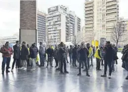  ?? EL PERIÓDICO ?? Los manifestan­tes ayer a las puertas del Auditorio de Zaragoza.