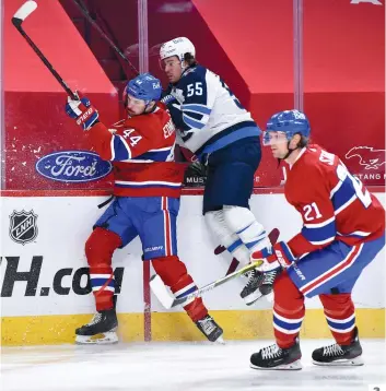  ?? PHOTOS MARTIN CHEVALIER ?? 3
1. Josh Anderson est venu frapper à la porte au troisième engagement. Il a été frustré par le gardien des Jets Connor Hellebuyck. 2. Cole Caufield a redoublé d’ardeur pour tenter de ralentir Neal Pionk. 3. Joel Edmundson n’a pas fait dans la dentelle sur ce jeu. Le robuste défenseur du Canadien a barré la route au redoutable attaquant des Jets Mark Scheifele qui tentait de se faufiler vers le gardien du Canadien Jake Allen.