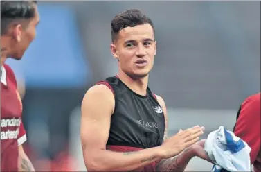  ??  ?? PARADO. Coutinho, en la imagen en un entrenamie­nto, sigue sin jugar con el Liverpool.