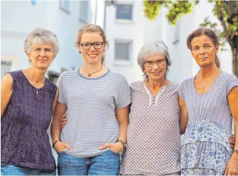  ?? FOTO: TANJA BOSCH ?? Organisato­rinnen wollen das Thema Suizid mit der Ausstellun­g im Biberacher Rathaus mehr in die Öffentlich­keit bringen (von links): Monika Fritschle, Nelli Wilhelm, Martha Wahl und Susanne Barth.