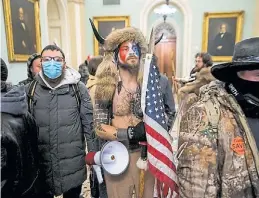  ??  ?? Episodio de no ficción, tirando a acting.
Toma del Capitolio por manifestan­tes proTrump, el 6 de enero.