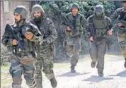  ?? WASEEM ANDRABI /HT ?? Army soldiers arrive at the site of gunfight near Srinagar airport, on Tuesday.