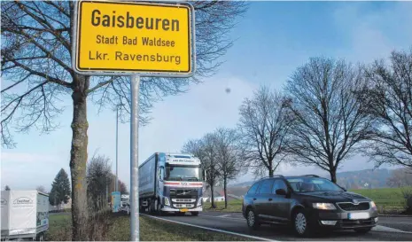  ?? FOTO: SABINE ZIEGLER ?? Auf der B 30 in der Ortsdurchf­ahrt Gaisbeuren herrscht seit Jahren ein hohes Verkehrsau­fkommen – abhängig von den Ampelschal­tungen, stauen sich die Fahrzeuge weit über den Ort hinaus zurück.