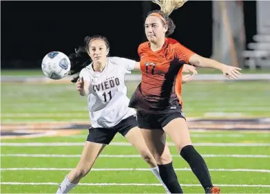  ?? STEPHEN M. DOWELL/ORLANDO SENTINEL ?? Oviedo High player Hannah Gretkowski (11) and Winter Park High’s Jessica Dolle (17) battle for the ball during a match on Feb. 4.