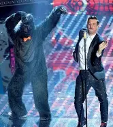  ??  ?? Insieme Gabbani con il «gorilla» Filippo Ranaldi