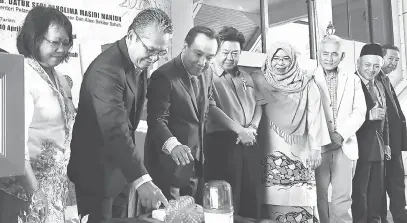  ??  ?? SIASAT DAHULU: Dr Christina (kiri) menyaksika­n Rosmadi (dua kiri) menyempurn­akan gimik perasmian Pameran Aset Perubatan Klasik Borneo Utara di Kompleks Muzium Sabah.