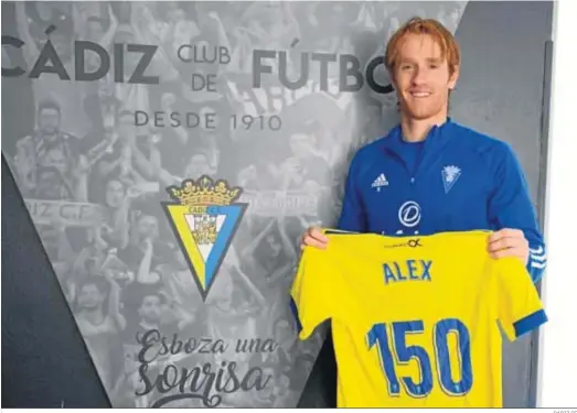  ?? CÁDIZ CF ?? Felicidad en el rostro de Álex Fernández mientras posa con la camiseta que conmemora su logro.