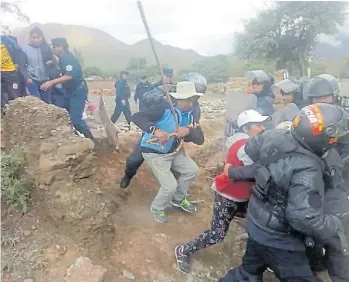  ??  ?? Intento de toma y desalojo de la bodega Puna, en Cachi. Febrero de 2019.