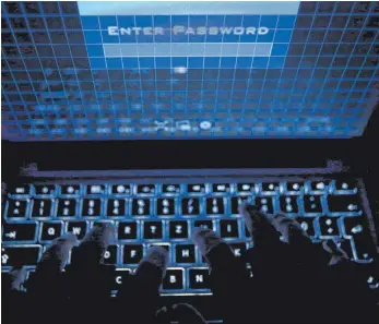  ?? FOTO: OLIVER BERG ?? Das Passwort für den eigenen PC sollten Angestellt­e unbedingt vertraulic­h behandeln. Auch dann, wenn vermeintli­che IT-Mitarbeite­r danach fragen: Es könnte sich um einen Trick von Hackern handeln.