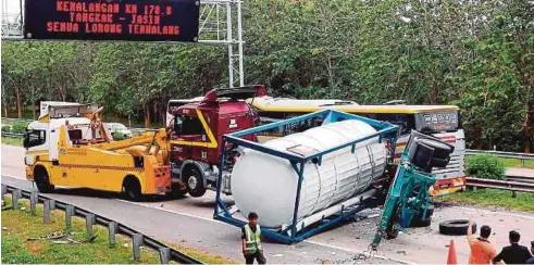  ?? RASUL AZLI SAMAD ?? KEADAAN lori dan bas yang remuk selepas kemalangan di KM 178 Lebuhraya Utara-Selatan dari Tangkak ke Jasin.