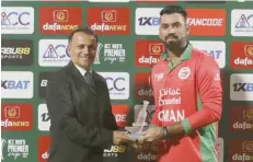  ?? ?? Oman’s Bilal Khan receives the man of the match award.