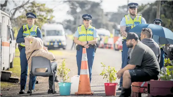  ?? Photo / Michael Craig ?? Police and protesters block Ihuma¯ tao Quarry Rd in Ma¯ ngere, Auckland as the stand-off continues.