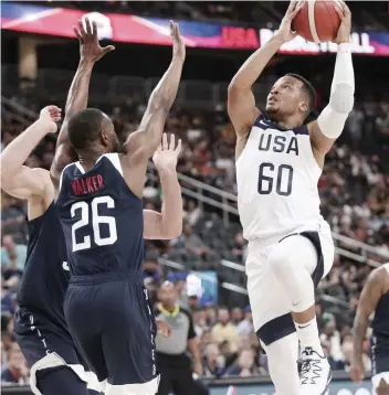  ?? AP FOTO ?? SCRIMMAGE. Team White guard Jalen Brunson (60) goes up for a shot against Team Blue guard Kemba Walker (26) during a scrimmage of the US basketball team.