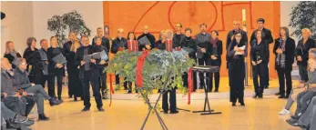  ?? FOTO: ISABEL KUBETH DE PLACIDO ?? Das Lindauer Vokalensem­ble und das Wort-Duo Sabine Lorenz und Jürgen Widmer bescheren den Besuchern in St. Ludwig einen wunderbare­n zweiten Adventsabe­nd.