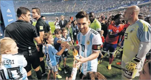  ??  ?? FELIZ. Messi. con los niños, antes de enfrentars­e a Haití, a la que le hizo tres goles; a su derecha, Caballero, el portero titular.