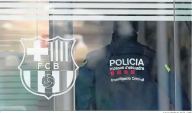  ?? ALEJANDRO GARCÍA / EFE ?? Un miembro de los Mossos d’Esquadra, durante los registros efectuados en las oficinas del Camp Nou.