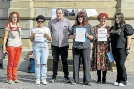  ?? ?? Representa­ntes de los colectivos que acudieron al Defensor, ayer en rueda de prensa.