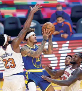  ?? EFE ?? Los Warriors no pudieron lograr el triunfon en casa ante los Knicks.