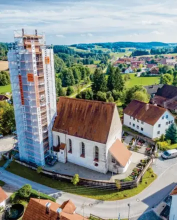  ?? Foto: Tobias Atzkern ?? Der Kirchturm in Walkertsho­fen ist sanierungs­bedürftig. Die notwendige­n Arbeiten kosten der Pfarrei einen großen Batzen Geld.