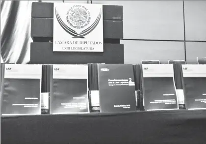  ??  ?? Ejemplares del segundo informe parcial de la revisión de la cuenta pública 2016, de la Auditoría Superior de la Federación ■ Foto María Luisa Severiano