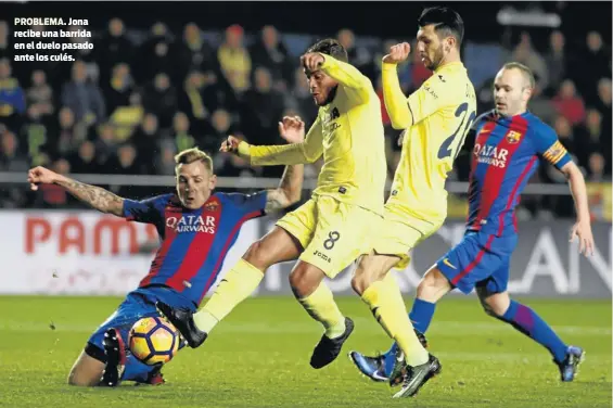  ??  ?? PROBLEMA. Jona recibe una barrida en el duelo pasado ante los culés.