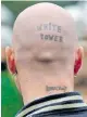  ??  ?? Γερμανός νεοναζί με τατουάζ στο κεφάλι που γράφει «White Power» σε διαδήλωση στο Βερολίνο.