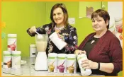  ??  ?? Siobhán Spillane and her mum Noreen creating some delicious nutrition drinks.