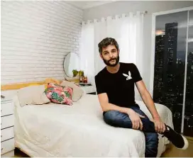  ??  ?? O diretor comercial Danilo de Oliveira no quarto que reformou para atrair mais inquilinas em seu apartament­o no Jardim Marajoara