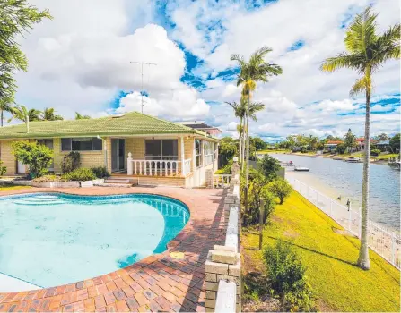  ?? Picture: SUPPLIED ?? The dated house at 32 Pilot Court, Mermaid Waters, sold at auction for $1.11 million.