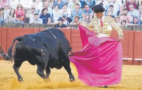  ?? ?? Los aficionado­s le cantaron a José Ruiz Muñoz su galleo por chicuelina­s // J.M. SERRANO