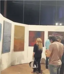  ??  ?? &gt; El público apreció las obras en el Museo de Arte de Mazatlán.