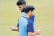  ?? REUTERS ?? ■
Bhuvneshwa­r Kumar and Jasprit Bumrah at the nets.