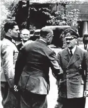  ??  ?? Oben: Claus Schenk Graf von Stauffenbe­rg, der Hitler töten wollte. Links: Der zerstörte Besprechun­gsraum. R.: Hitler vor dem Bunker.