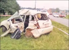  ??  ?? El automóvil Toyota IST blanco en que iban las víctimas fatales quedó destrozado tras el impacto de la colisión.