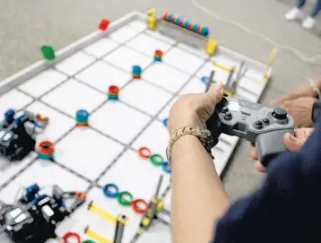  ?? PHOTOS BY LESLIE OVALLE/STAFF PHOTOGRAPH­ER ?? Broward County teachers put their robotics skills to the test in the “Battle of the Bots” competitio­n at Discovery Elementary School in Sunrise to prepare for the school year.