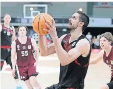  ?? FOTO: UWE MISERIUS ?? Leverkusen­s Marco Boksic nimmt im Hinspiel gegen München einen Wurf.